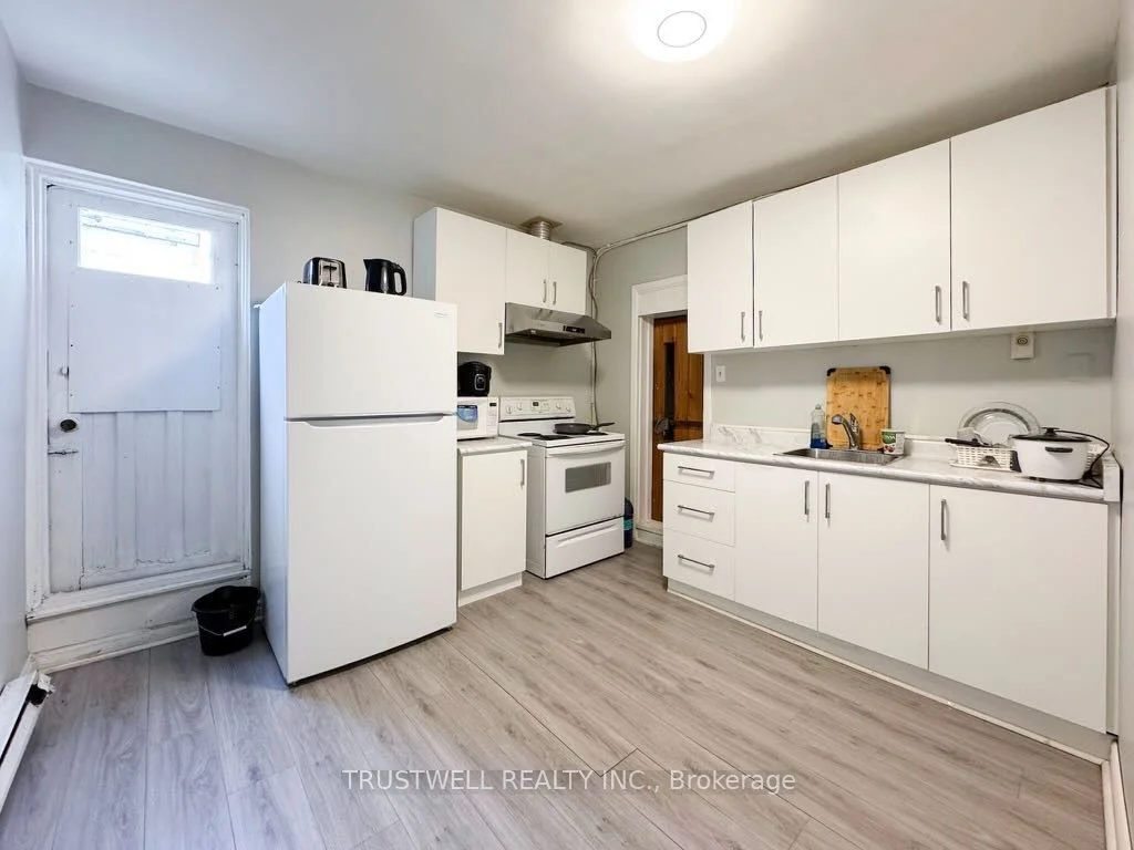 2528 Eglinton Avenue W, Toronto W03, ON M6M 1T1