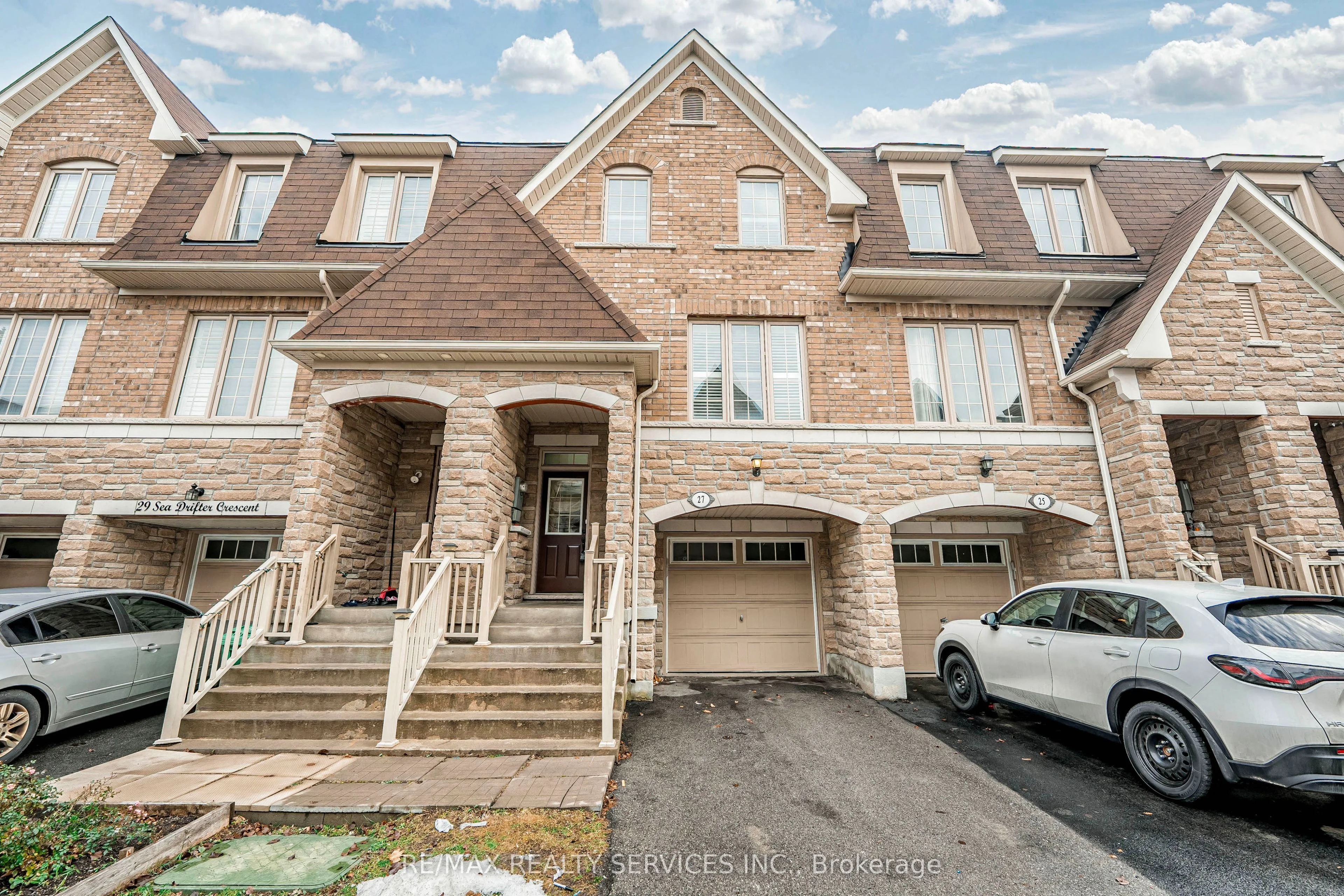 Att/Row/Townhouse in Brampton