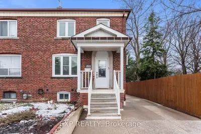 2067 Eglinton Avenue W, Toronto W03, On M6e 2k6