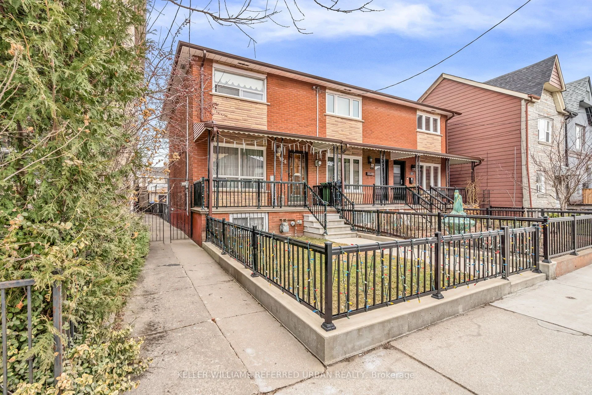 Att/Row/Townhouse in Toronto