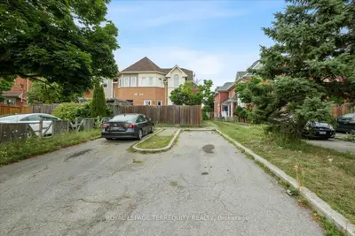 Att/Row/Townhouse in Brampton