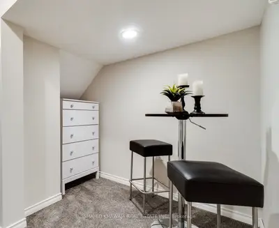 Att/Row/Townhouse in Milton