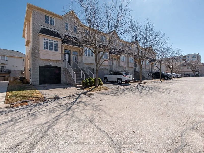 Att/Row/Townhouse in Burlington