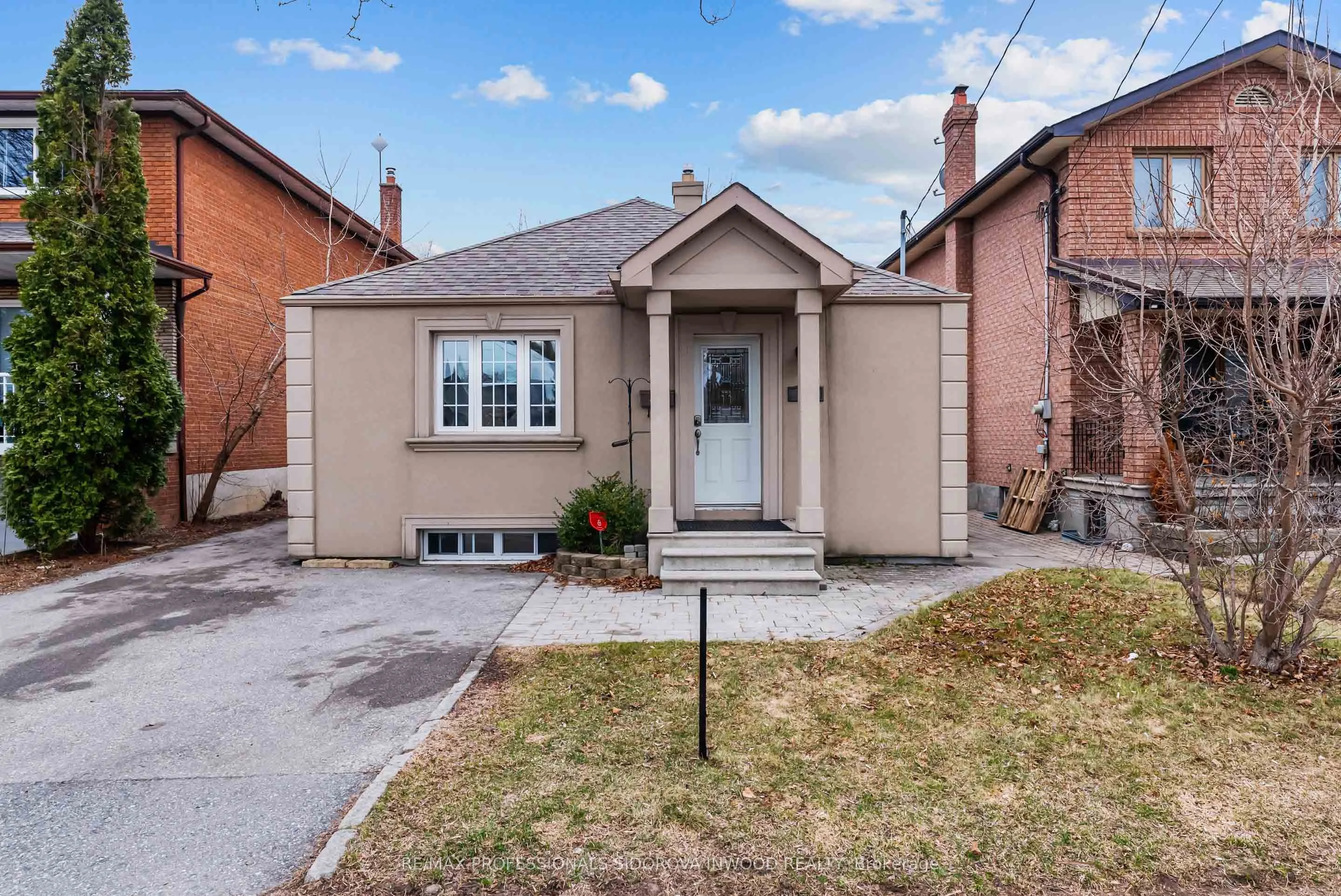 112 Foch Avenue, Toronto W06, On M8w 3y1