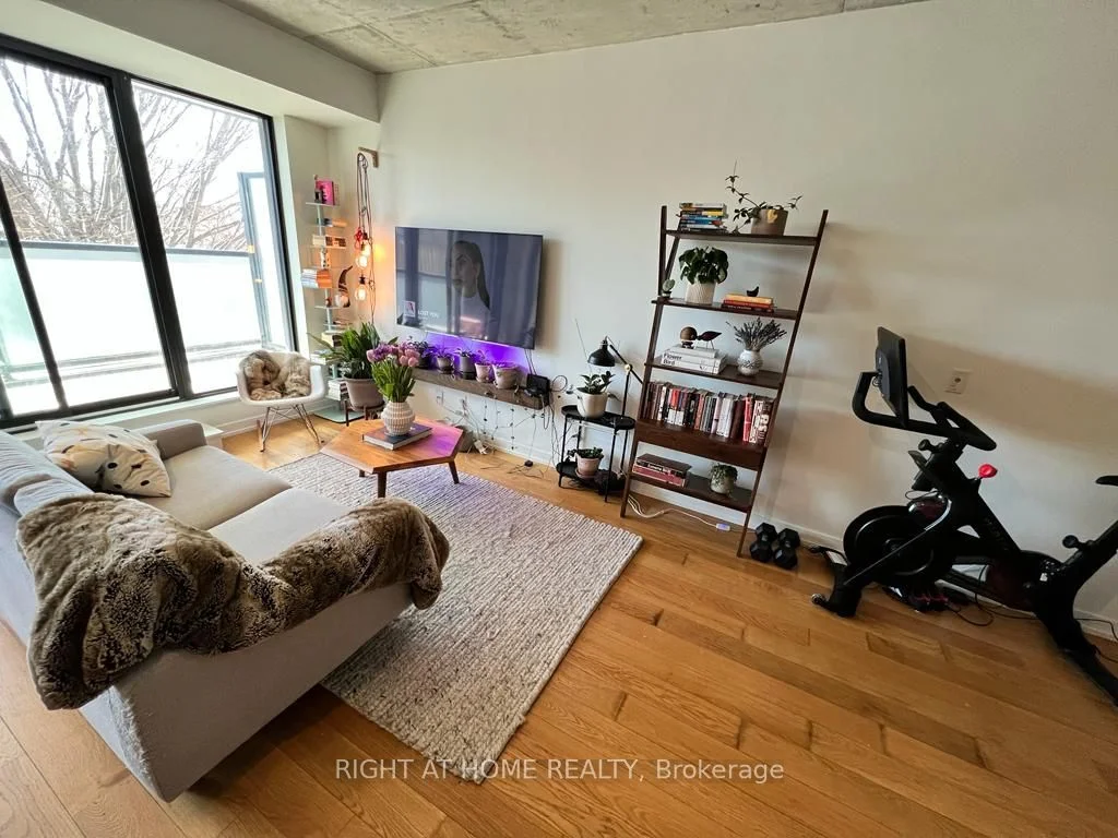 530 Indian Grove 301, Toronto W02, On M6p 2j2