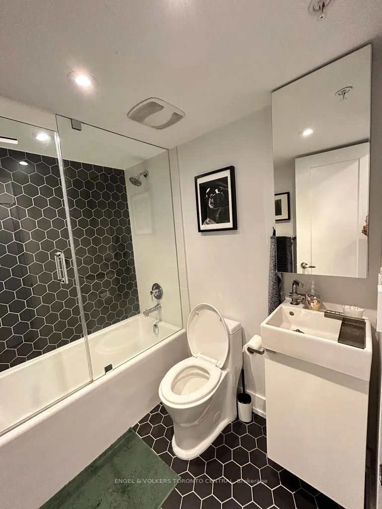 1557 Bloor Street W 6, Toronto W01, ON M6P 1A5