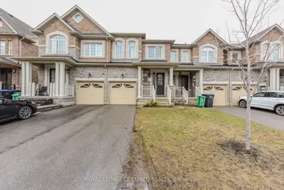Att/Row/Townhouse in Brampton