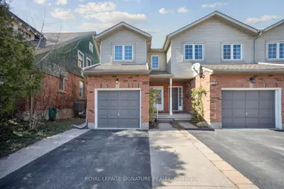 Att/Row/Townhouse in Burlington
