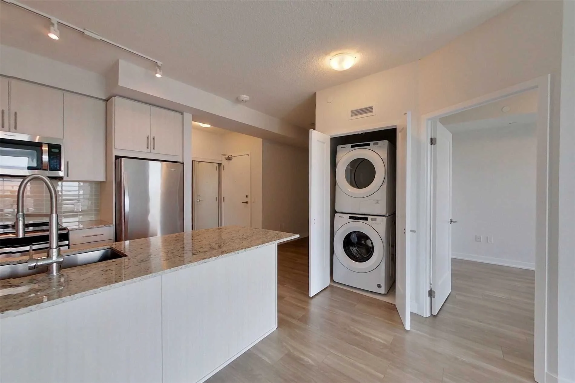 4085 Parkside Village Drive 2110, Mississauga, On L5b 3m8