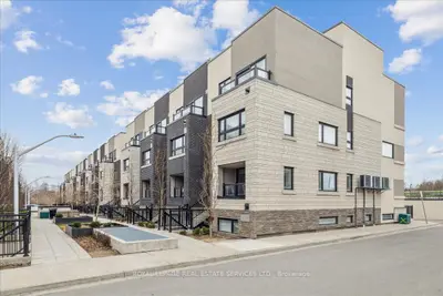 Condo Townhouse in Burlington