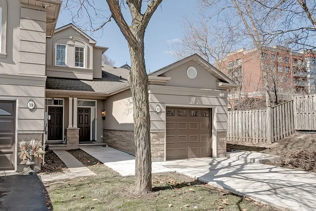 Att/Row/Townhouse in Burlington
