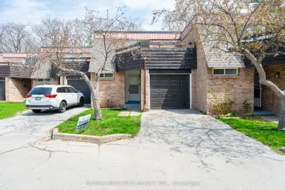 Att/Row/Townhouse in Oakville