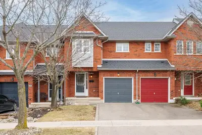 Att/Row/Townhouse in Burlington