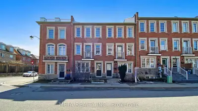 Att/Row/Townhouse in Toronto