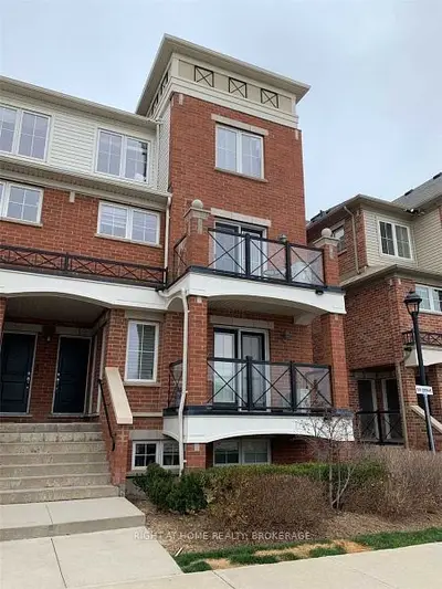 Condo Townhouse in Oakville