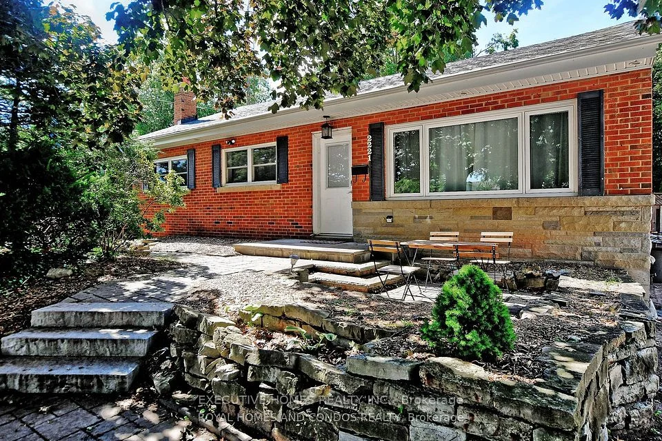 2221 Ghent Avenue, Burlington, ON L7R 1Y6