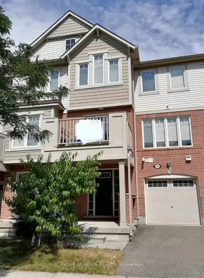 Att/Row/Townhouse in Milton