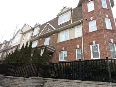 714 Neighbourhood Circle 2, Mississauga, On L5b 0b4
