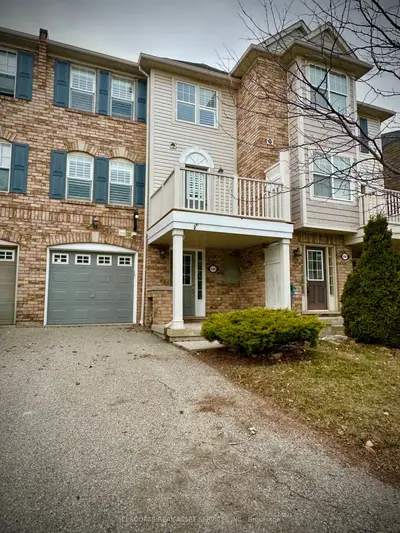 Att/Row/Townhouse in Oakville