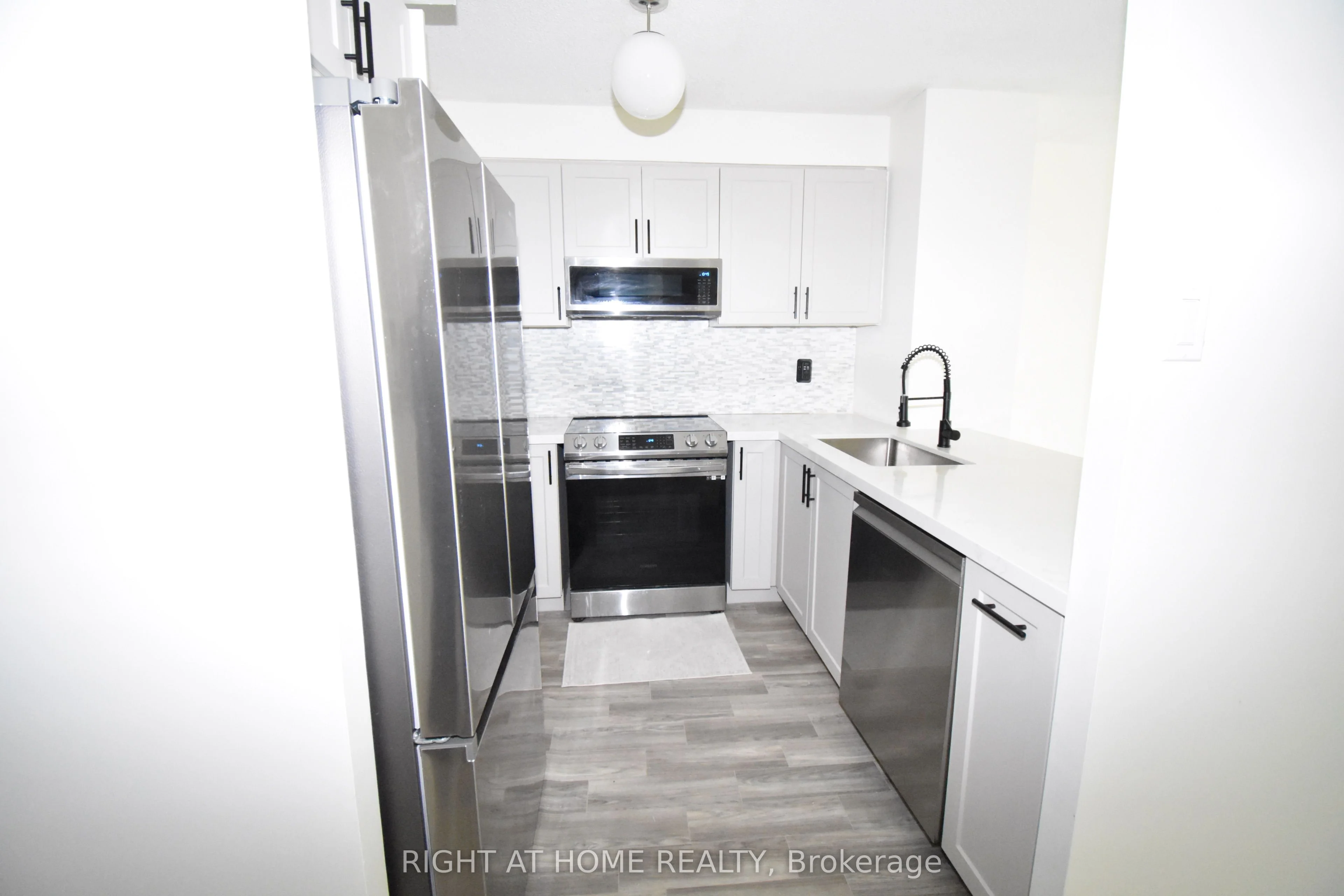 2155 Burnhamthorpe Road 205, Mississauga, On L5l 5p4