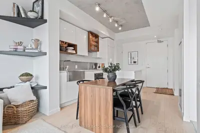 383 Sorauren Avenue 405, Toronto W01, On M6r 2g5