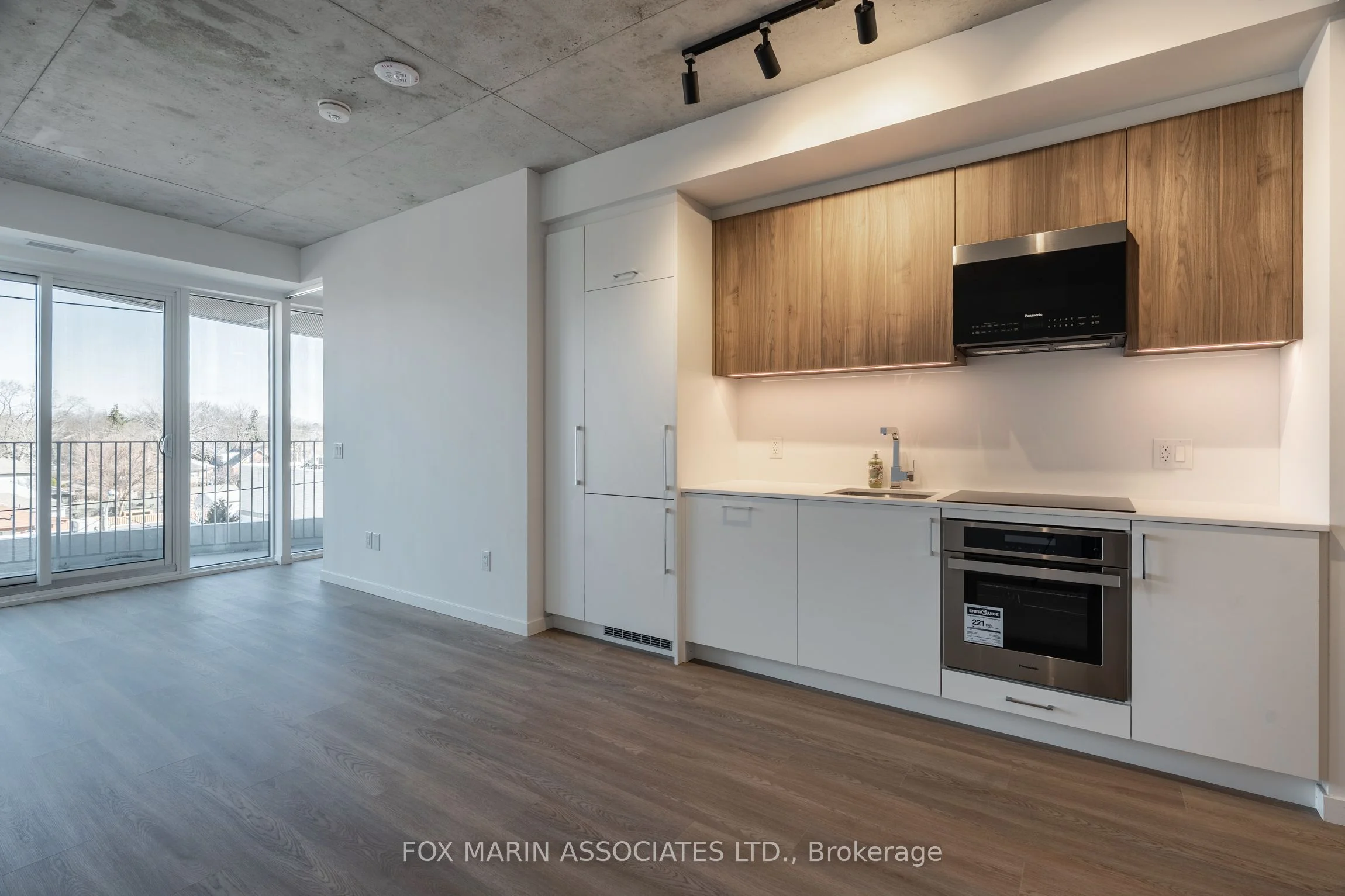 #416 689 The Queensway, Toronto W07, On, M8y 1l1