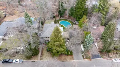 2095 Autumn Breeze Drive, Mississauga, On L5b 1r3