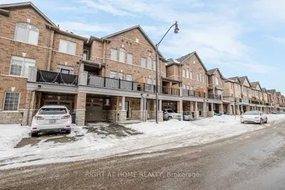 Att/Row/Townhouse in Brampton