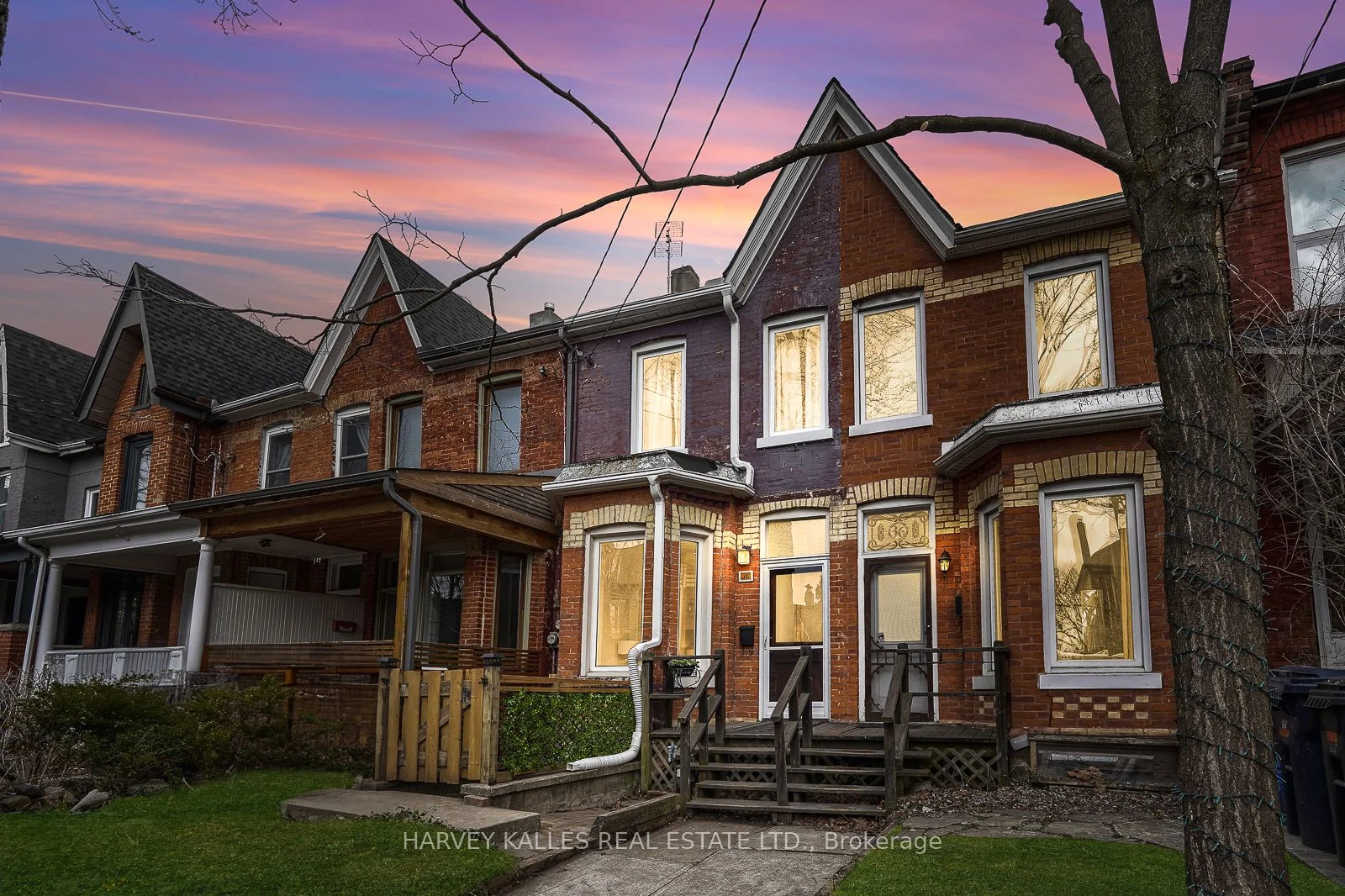 Att/Row/Townhouse in Toronto