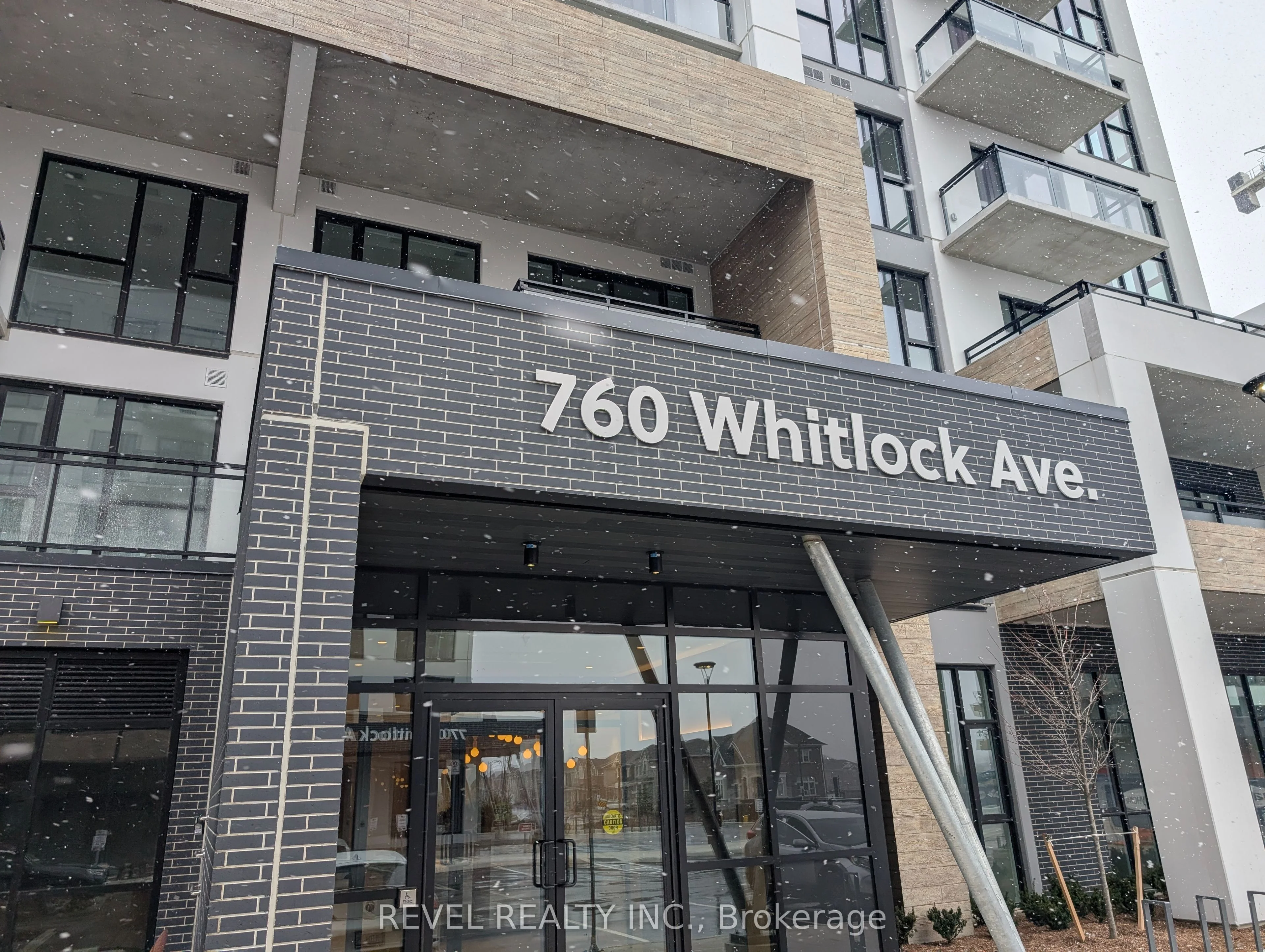Condo Apartment in Milton