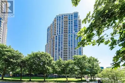 25 Kingsbridge Garden Circle 2226, Mississauga, On L5r 4b1