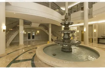 35 Kingsbridge Garden Circle 1704, Mississauga, On L5r 3z5