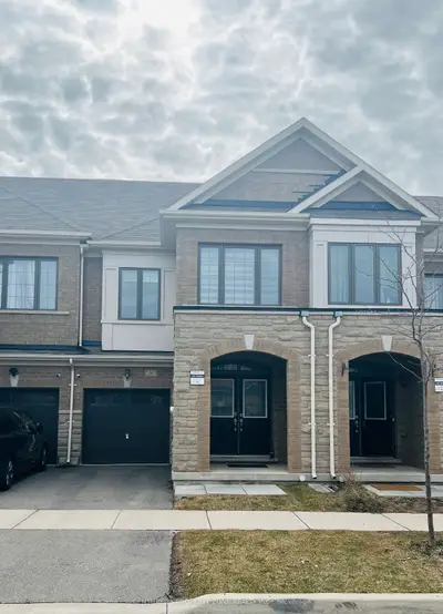 Att/Row/Townhouse in Brampton