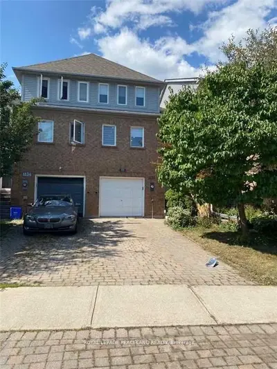 Att/Row/Townhouse in Oakville