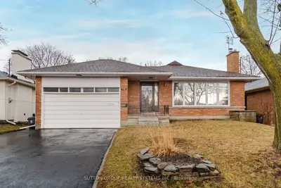 132 Princess Margaret Boulevard, Toronto W08, On M9b 2z5