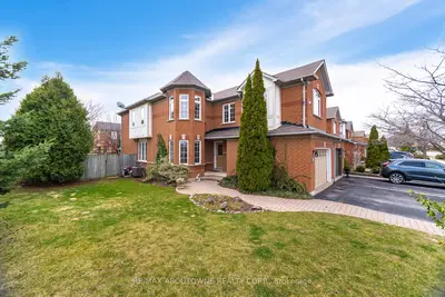 Att/Row/Townhouse in Burlington