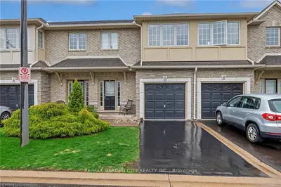 Condo Townhouse in Burlington