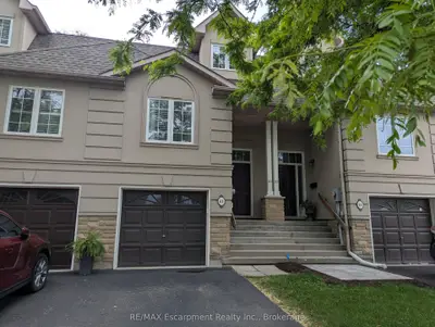 Att/Row/Townhouse in Burlington