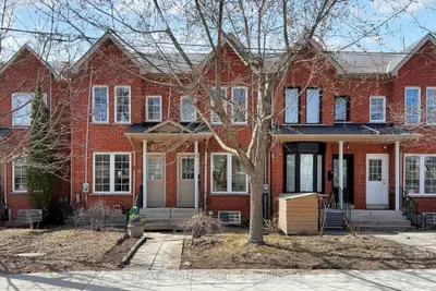 Att/Row/Townhouse in Toronto