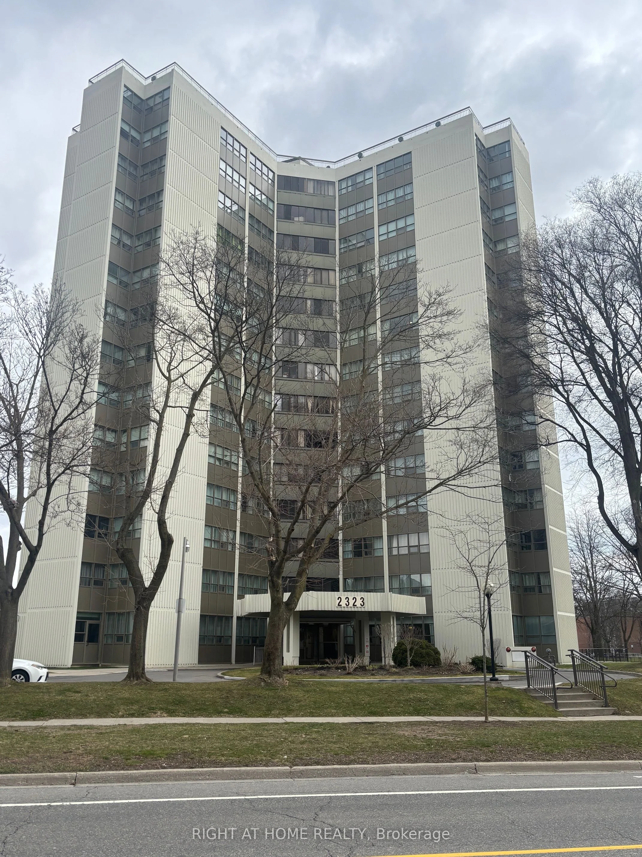 2323 Confederation Parkway Ph4, Mississauga, On L5b 1r6