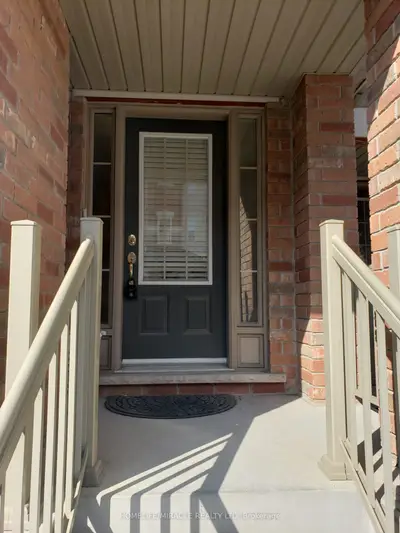 Att/Row/Townhouse in Brampton