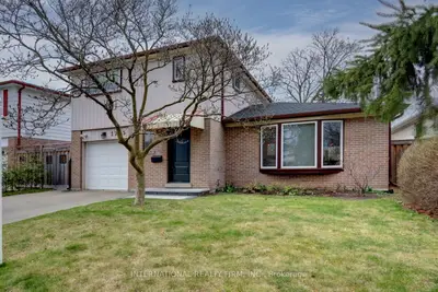 1755 Pickmere Court, Mississauga, On L4x 1z3