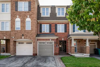 Att/Row/Townhouse in Brampton