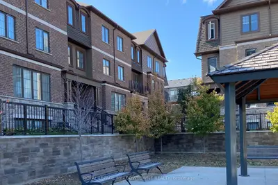 Condo Townhouse in Milton