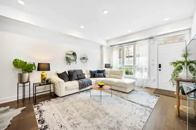 Att/Row/Townhouse in Toronto