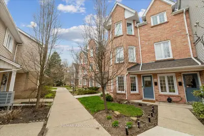 Condo Townhouse in Burlington
