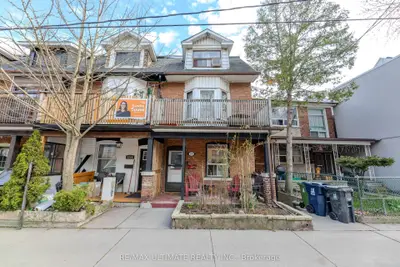Att/Row/Townhouse in Toronto