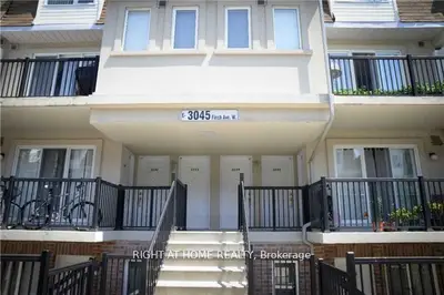 3045 Finch Avenue W 2082, Toronto W05, On M9m 0a5