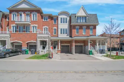 Att/Row/Townhouse in Brampton