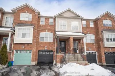 Att/Row/Townhouse in Oakville